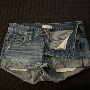 Abercrombie and Fitch size 27 high rise short dark wash missing pocket and tag